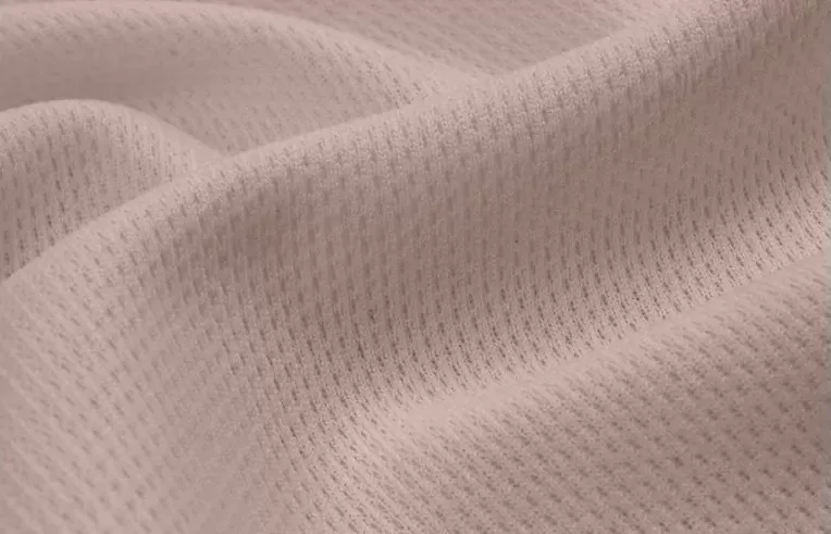 Detalhe do tecido dry fit Active Dry Aero do Grupo Adar, com textura microperfurada e estrutura leve, ideal para peças esportivas que exigem alta respirabilidade, conforto térmico e tecnologia de evaporação rápida.